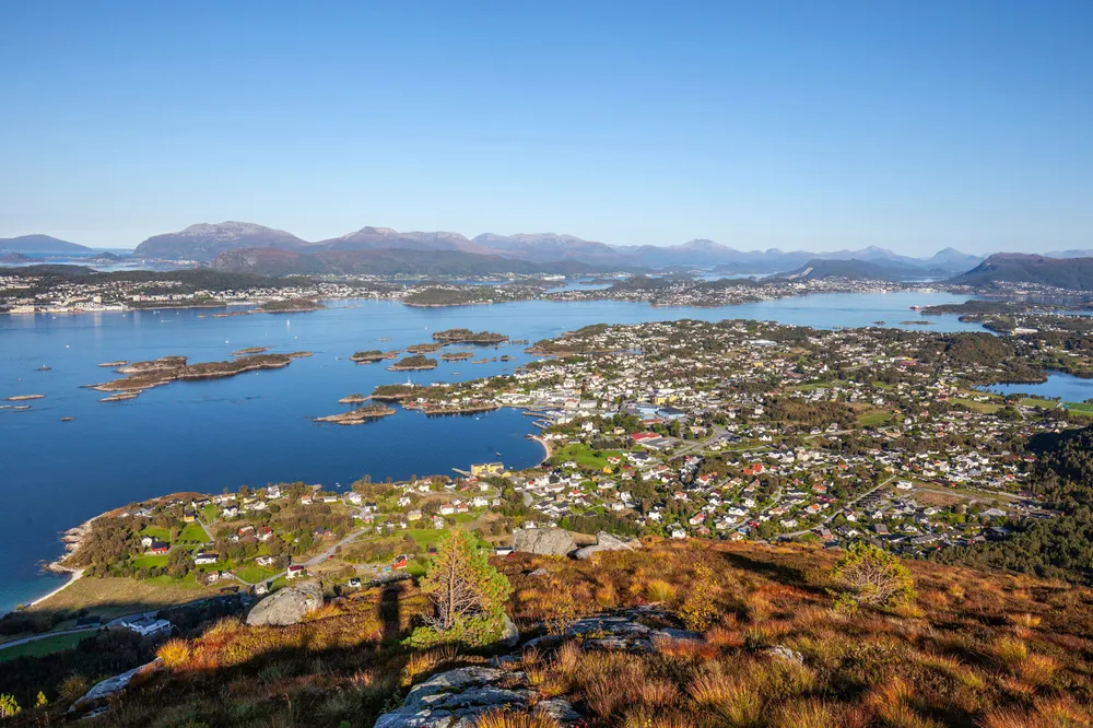 Mange er desillusjonerte over grønnvasking og selskaper som åpenbart ikke har endret seg der det teller mest, skriver Ann-Kristin Ytreberg. På bildet: Sula kommune i Møre og Romsdal.