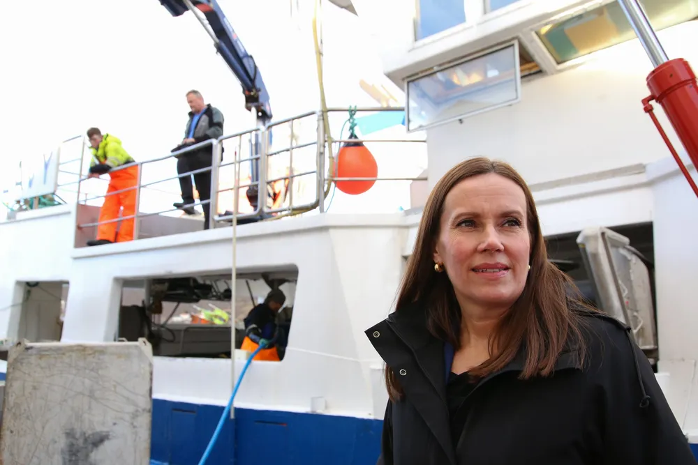 Marianne Sivertsen Næss, her på besøk i Myre havn ved en tidligere anledning, skal snart til Bergen for å legge fram den lenge ventede havbruksmeldingen.